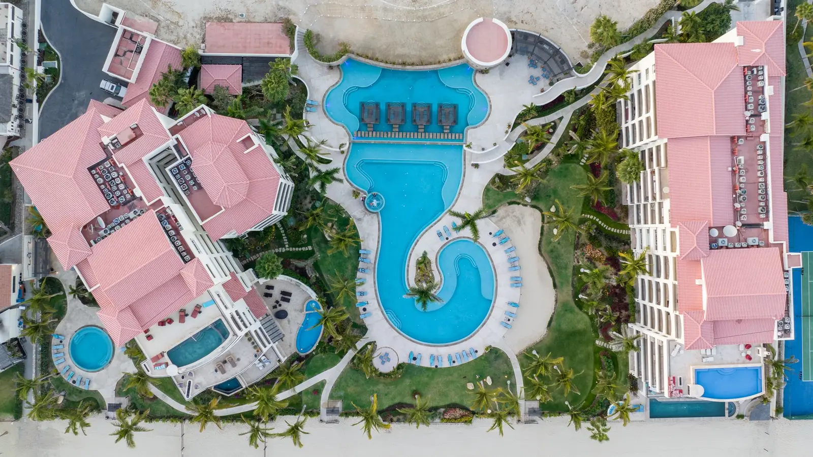 Havuzları ve bahçesiyle yukarıdan görülen bir tatil köyü