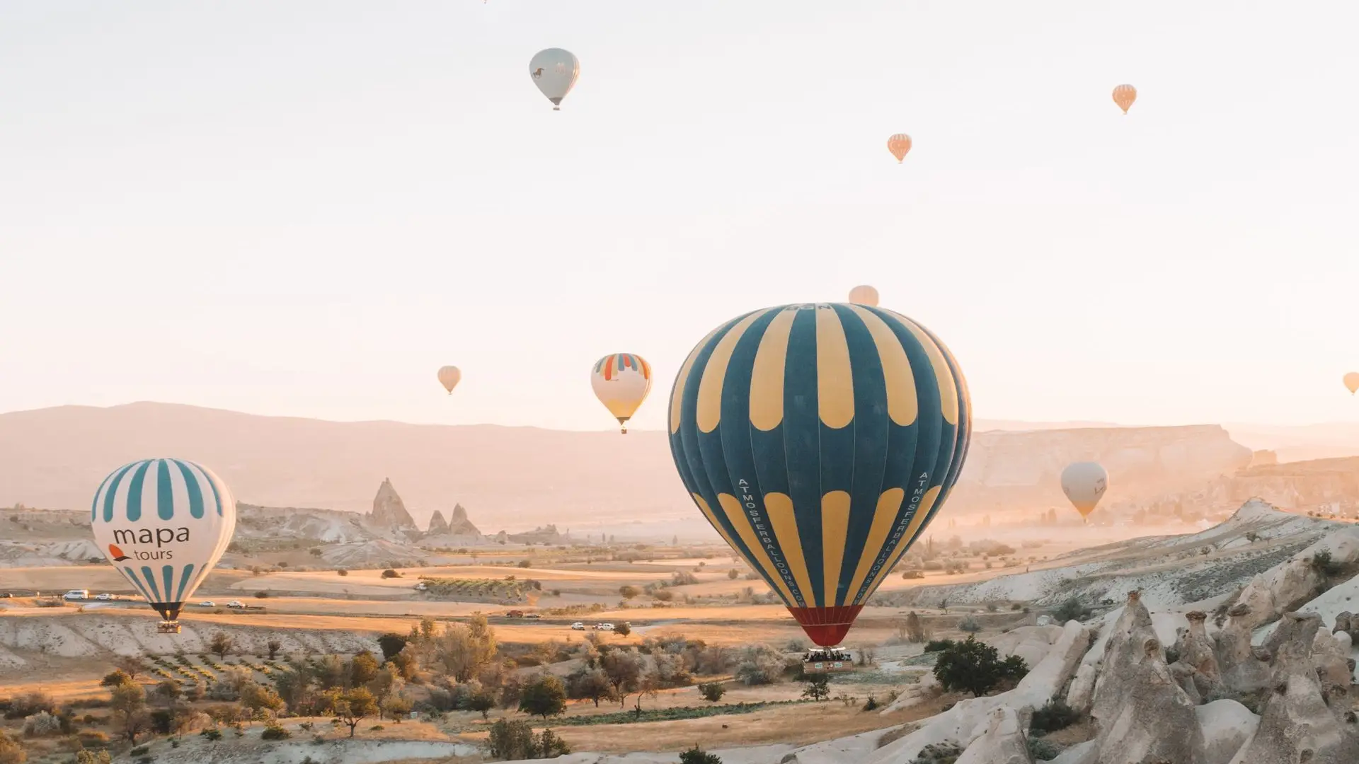 Kapadokya üzerinde uçan sıcak hava balonları