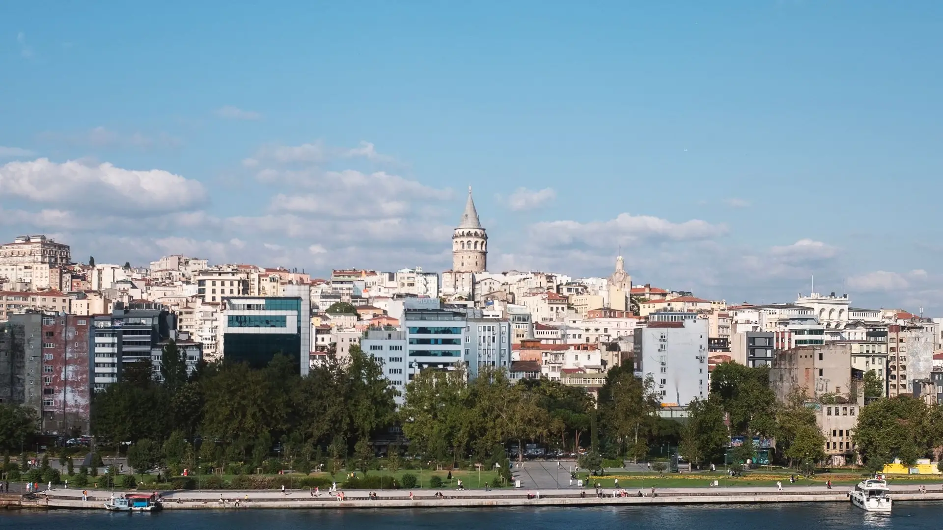 Boğaz'dan İstanbul silüeti, Galata Kulesi ve camiler