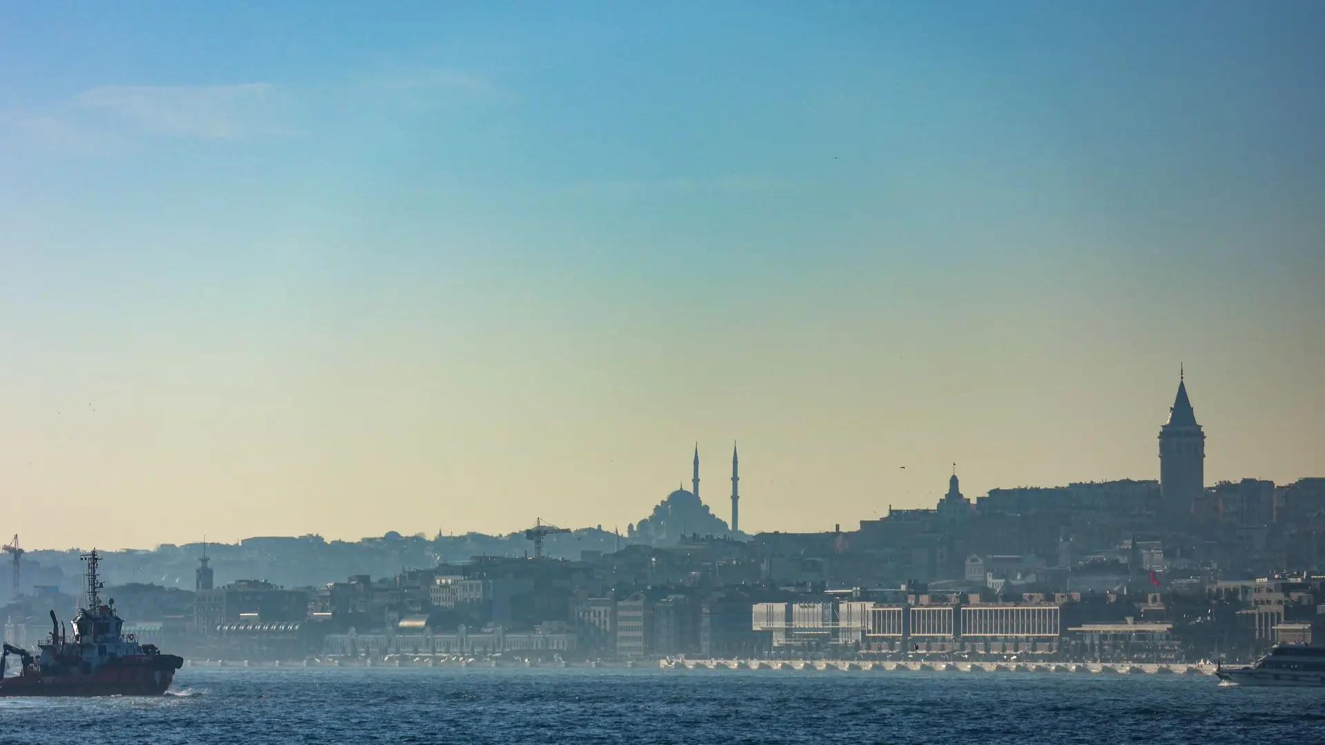 Boğaz'dan İstanbul silüeti, Galata Kulesi ve camiler